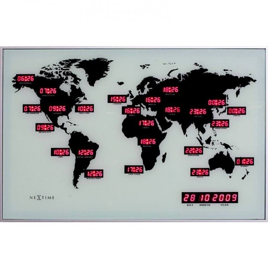 Digitale wereldkaart van het merk Nexttime waarop verschillende tijdzones worden weergegeven.